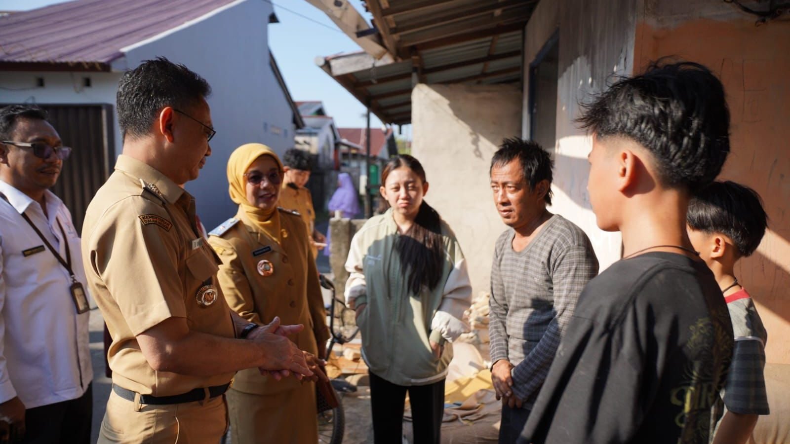 Wali Kota Pontianak Edi Rusdi Kamtono saat meninjau rumah keluarga calon siswa Sekolah Rakyat.