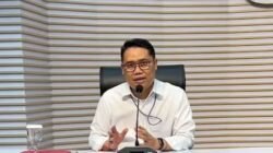 Direktur Penyidikan KPK Asep Guntur memberikan keterangan pers terkait penyidikan dugaan korupsi penyelenggaraan haji, termasuk pengaturan kuota haji khusus 2024. (Dok. Instagram/@official.kpk)