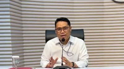 Direktur Penyidikan KPK Asep Guntur memberikan keterangan pers terkait penyidikan dugaan korupsi penyelenggaraan haji, termasuk pengaturan kuota haji khusus 2024. (Dok. Instagram/@official.kpk)
