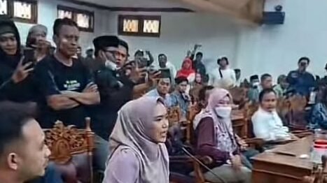 Suasana Sidang Paripurna DPRD Pati yang memutuskan pembentukan Pansus Hak Angket untuk memakzulkan Bupati Sudewo pascademo ricuh. (Dok. Ist)