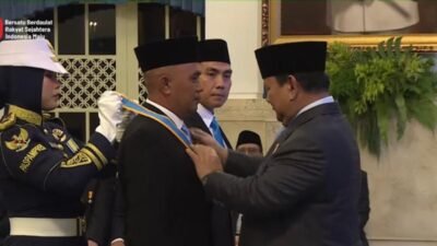 Aipda Irvan dari Polres Singkawang (kiri) saat menerima penghargaan Bintang Kemanusiaan yang disematkan langsung oleh Presiden RI, Prabowo Subianto (kanan) di Istana Kepresidenan, Jakarta, Senin (25/8/2025).