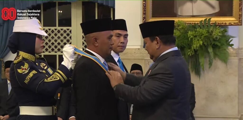 Aipda Irvan dari Polres Singkawang (kiri) saat menerima penghargaan Bintang Kemanusiaan yang disematkan langsung oleh Presiden RI, Prabowo Subianto (kanan) di Istana Kepresidenan, Jakarta, Senin (25/8/2025).