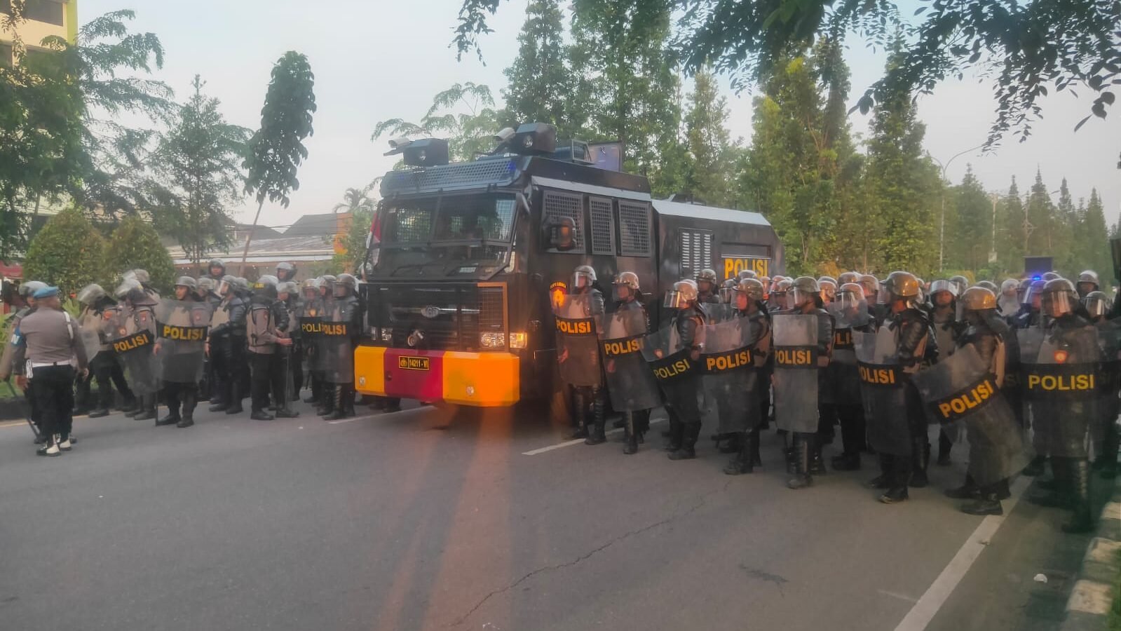 Aparat kepolisian dengan perlengkapan anti huru-hara dan kendaraan taktis bersiaga mengamankan aksi unjuk rasa mahasiswa di depan Gedung DPRD Kalimantan Barat, Rabu (27/8/2025).