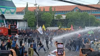 Suasana aksi solidaritas untuk Affan Kurniawan di depan Gedung Grahadi, Surabaya, yang diwarnai dengan penangkapan puluhan peserta aksi oleh aparat kepolisian, Jumat (29/8/2025).
