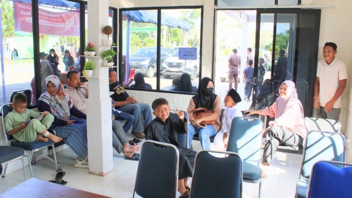 Suasana ruang tunggu saat kegiatan khitanan massal yang digelar oleh Kejaksaan Negeri Sambas. Para orang tua tampak sabar mendampingi anak-anak mereka yang menjadi peserta.