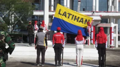 Anggota Pasukan Pengibar Bendera (Paskibra) Kabupaten Landak saat menjalani latihan intensif di bawah bimbingan pelatih untuk persiapan upacara HUT ke-80 Kemerdekaan RI.