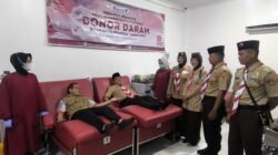 Anggota Kwarda Pramuka sedang mendonorkan darahnya di UTD PMI Kota Pontianak dalam kegiatan bakti sosial yang diselenggarakan oleh Kwarda Kalbar, Sabtu (9/8/2025).