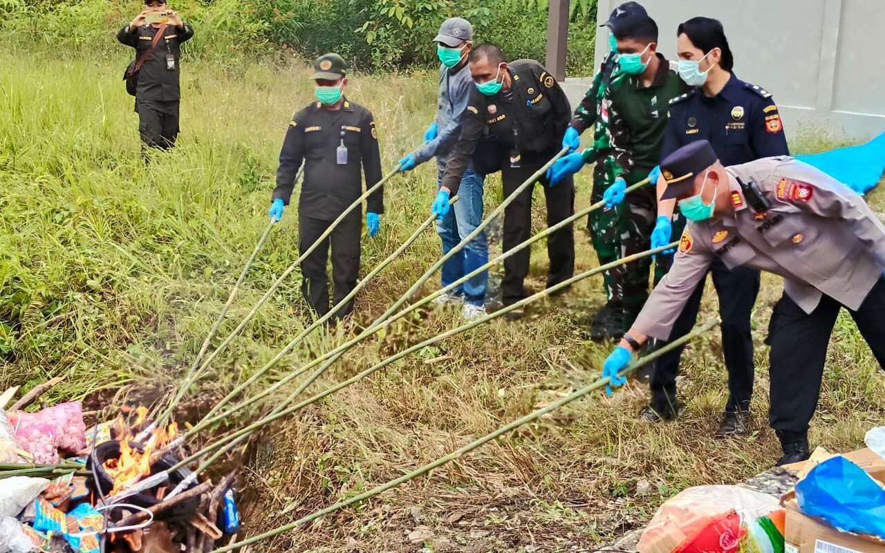 Petugas gabungan dari Polsek Entikong, TNI, dan Bea Cukai secara simbolis membakar produk hewan dan tumbuhan ilegal di PLBN Entikong, Rabu (20/8/2025), sebagai upaya pencegahan masuknya hama penyakit ke Indonesia.