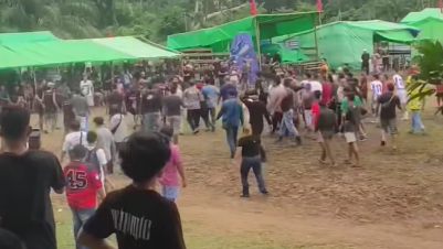 Suasana kericuhan yang terjadi di lapangan sepak bola Pahauman saat pertandingan tarkam dihentikan paksa akibat protes pemain dan suporter, Rabu (20/8/2025).