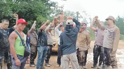 Aparat kepolisian dan para penambang emas mengangkat tangan bersama setelah situasi tegang dalam operasi penertiban PETI di Sekayok, Bengkayang, Senin (25/8/2025).
