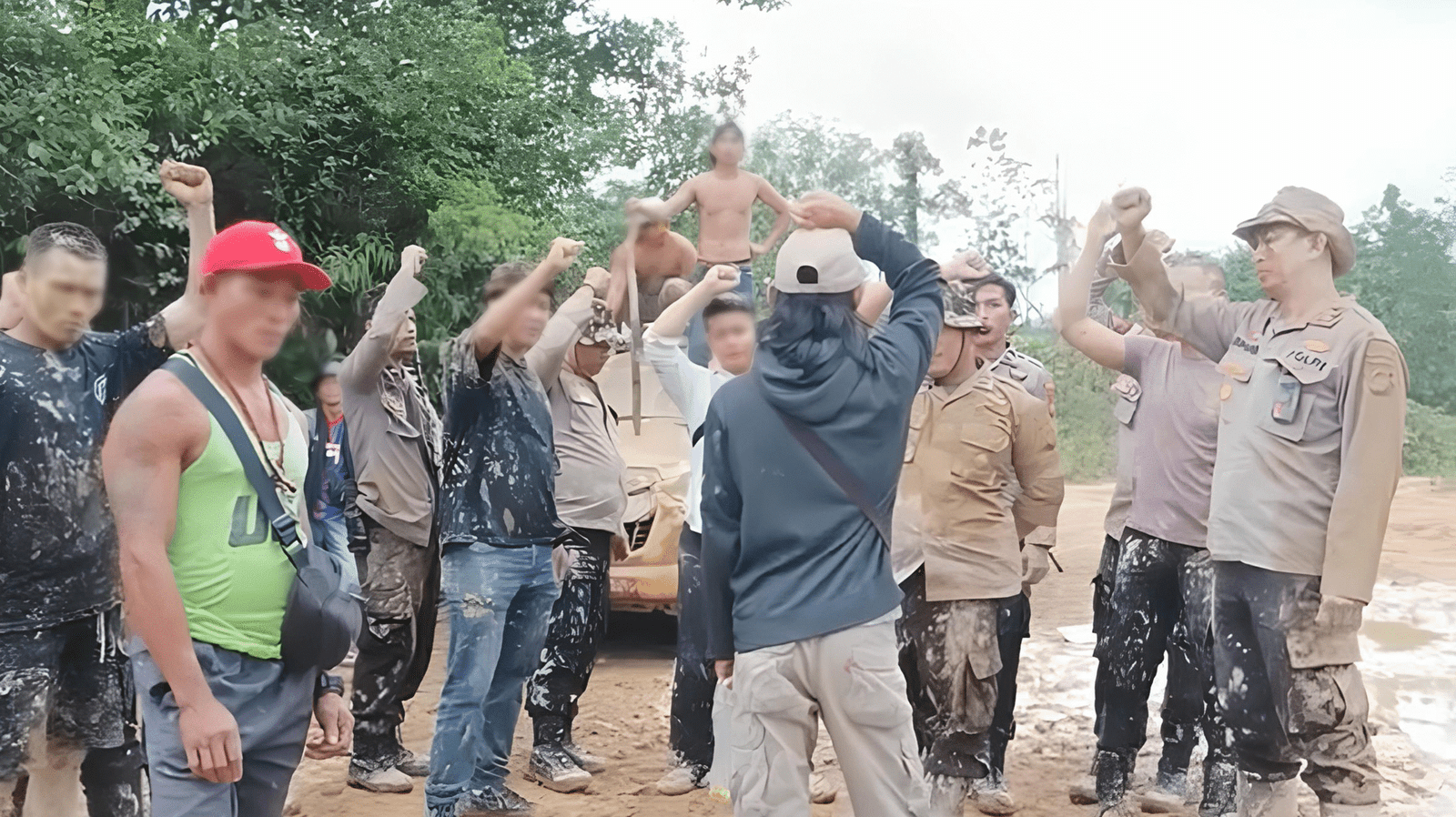 Aparat kepolisian dan para penambang emas mengangkat tangan bersama setelah situasi tegang dalam operasi penertiban PETI di Sekayok, Bengkayang, Senin (25/8/2025).