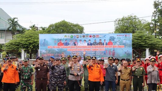 Bupati Ketapang Alexander Wilyo bersama jajaran Forkopimda dan peserta apel saat melakukan sesi foto bersama usai Apel Gabungan Kesiapsiagaan Pencegahan Karhutla di halaman Kantor Bupati Ketapang, Senin (4/8/2025).