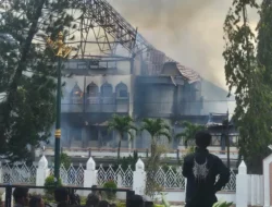 Massa Jebol Gerbang dan Bakar Habis Gedung DPRD NTB