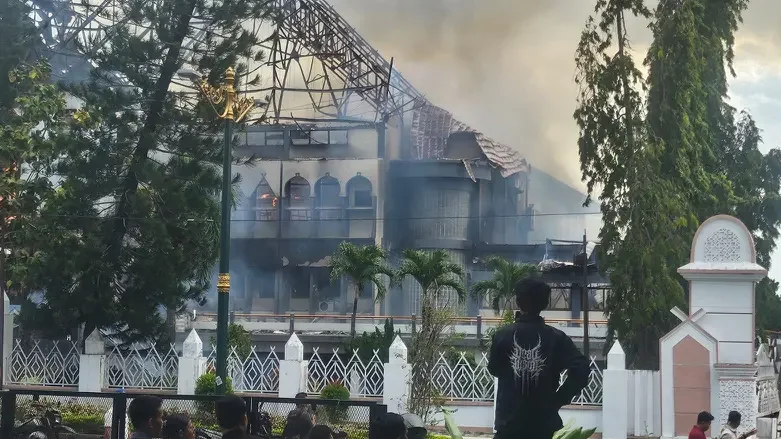 Konndisi gedung DPRD Provinsi NTB di Jalan Udayana, Mataram, setelah dibakar oleh massa aksi pada Sabtu (30/8/2025).