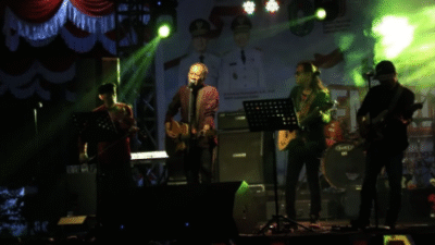 Band Arwana menghibur ribuan warga pada Konser NKRI dalam rangka menyambut HUT ke-80 Republik Indonesia di Halaman Pendopo Gubernur Kalimantan Barat. (Dok. Biro Adpim Kalbar)