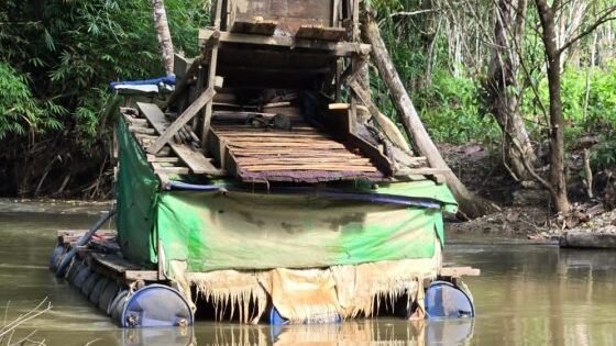 Barang bukti berupa mesin dan peralatan yang digunakan para pelaku PETI di aliran Sungai Sekadau saat diamankan oleh Satreskrim Polres Sekadau.