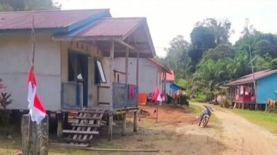 Warga Dusun Tanjung Keliling mengibarkan bendera setengah tiang sebagai bentuk protes terhadap penertiban PETI yang dinilai tidak serius di depan rumah mereka.