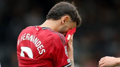 Ekspresi kekecewaan kapten Manchester United, Bruno Fernandes, setelah gagal mengeksekusi penalti dalam laga melawan Fulham di Craven Cottage.