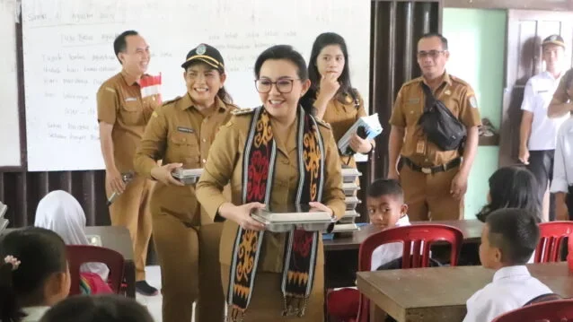 Bupati Karolin Margret Natasa memastikan program Makan Bergizi Gratis (MBG) berjalan dengan baik dengan ikut membagikan makanan kepada para pelajar di SDN 02 Ngabang.