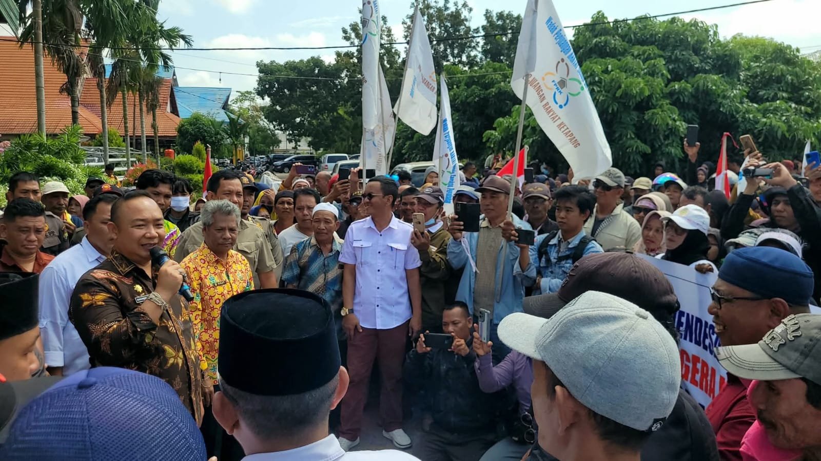 Bupati Ketapang, Alexander Wilyo, berdialog langsung dengan ratusan warga yang menggelar aksi damai di depan Kantor Distanakbun Kabupaten Ketapang.