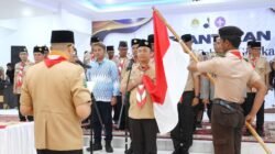 Ketua Kwarda Kalbar, Syarif Abdullah Alkadrie, saat melantik Bupati Ketapang, Alexander Wilyo, sebagai Ketua Mabicab Gerakan Pramuka Kabupaten Ketapang masa bakti 2025–2030 di Pendopo Bupati, Kamis (31/7/2025). Foto: HO/Faktakalbar.id