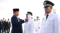 Bupati Ketapang, Alexander Wilyo, saat menyematkan tanda jabatan secara simbolis kepada salah satu kepala desa yang dilantik di Pendopo Rumah Jabatan Bupati, Jumat (8/8/2025).
