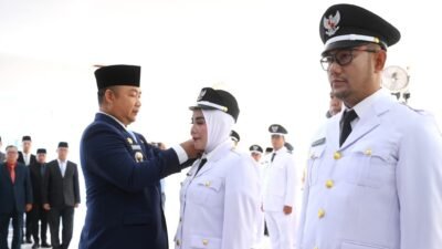 Bupati Ketapang, Alexander Wilyo, saat menyematkan tanda jabatan secara simbolis kepada salah satu kepala desa yang dilantik di Pendopo Rumah Jabatan Bupati, Jumat (8/8/2025).