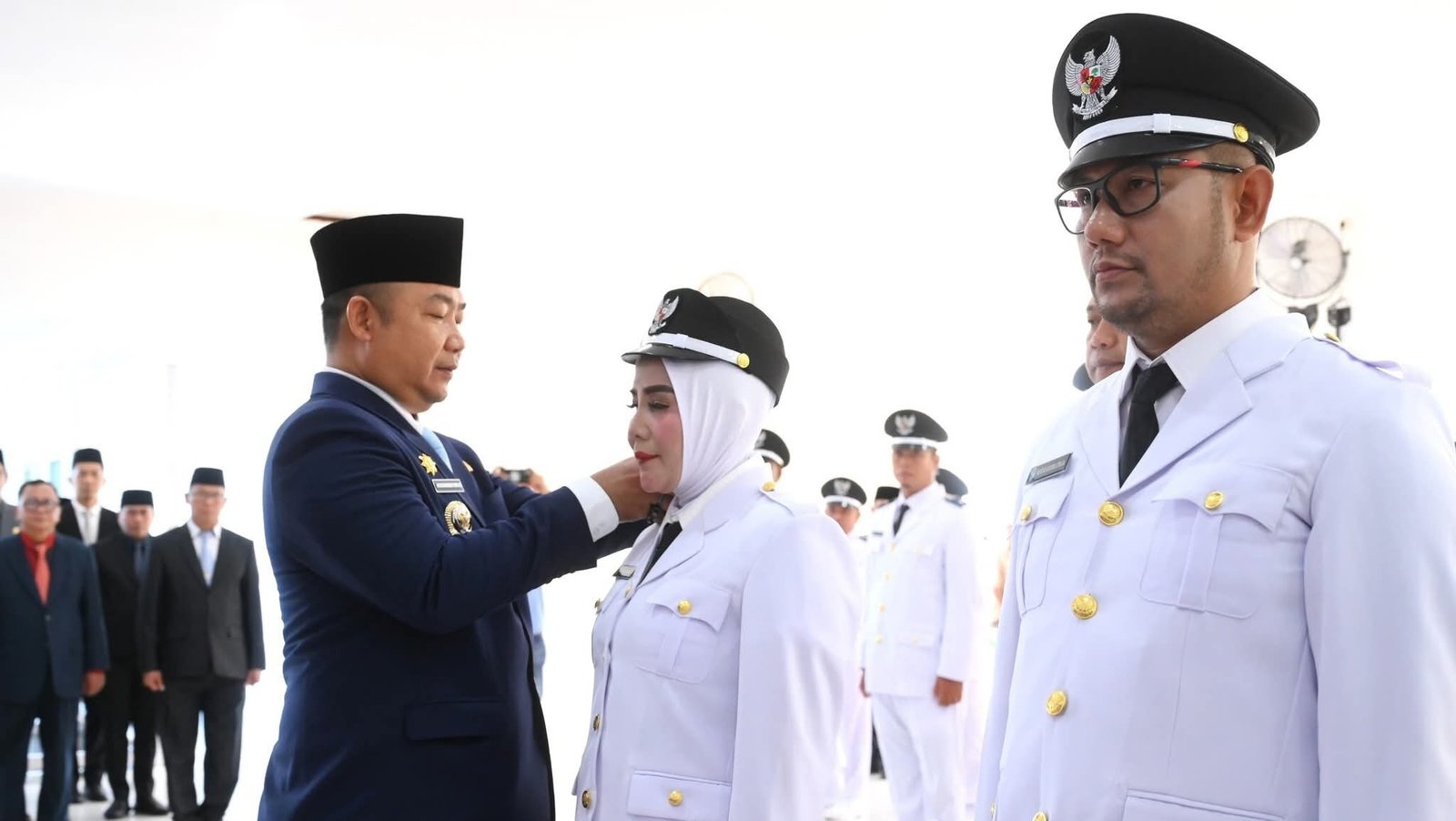 Bupati Ketapang, Alexander Wilyo, saat menyematkan tanda jabatan secara simbolis kepada salah satu kepala desa yang dilantik di Pendopo Rumah Jabatan Bupati, Jumat (8/8/2025).