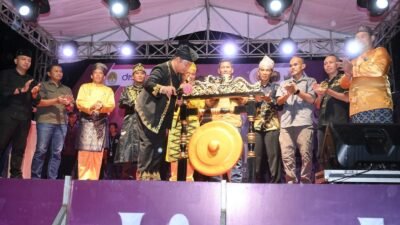 Bupati Ketapang, Alexander Wilyo, yang juga Ketua Umum IPSI Kalbar, melakukan gerakan hormat khas pencak silat saat membuka secara resmi Festival Pencak Silat Tradisional 2025 di Desa Tanjungpura, Muara Pawan.