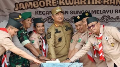 Bupati Ketapang, Alexander Wilyo, saat memberikan sambutan sekaligus membuka secara resmi Jambore Ranting III Pramuka di Kecamatan Sungai Melayu Raya, Selasa (12/8/2025). (Dok. Ist)