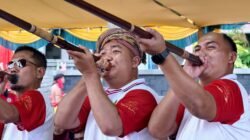 Bupati Ketapang, Alexander Wilyo, yang bergelar Patih Jaga Pati, melakukan tiupan sumpit simbolis saat membuka secara resmi Kejuaraan Menyumpit Patih Jaga Pati Cup 2025 di Ketapang. (Dok .Ist)