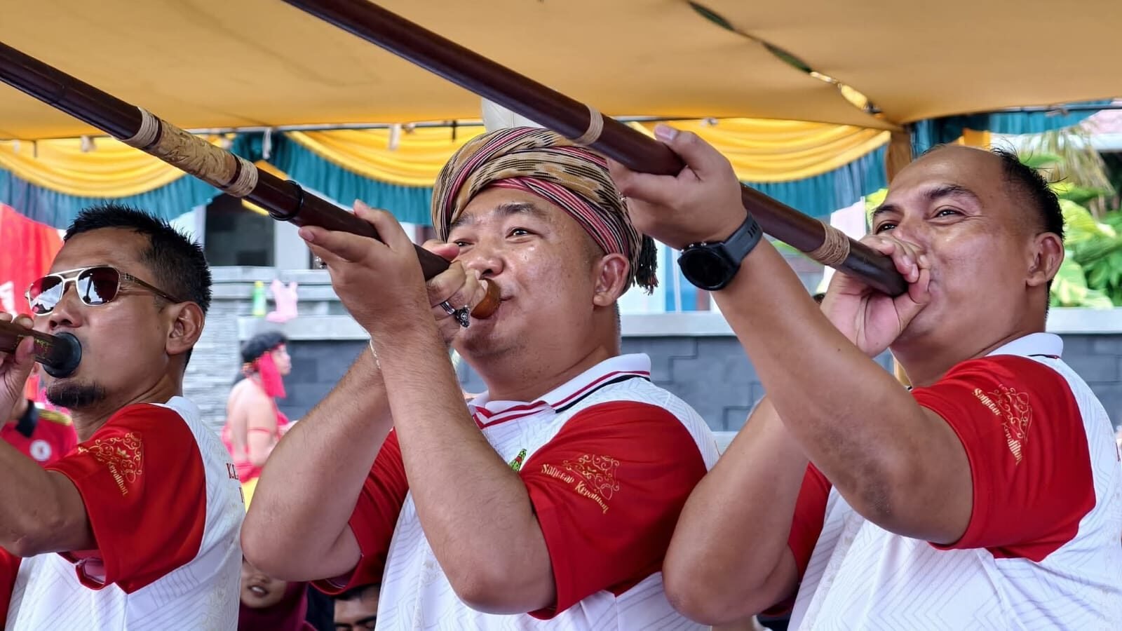 Bupati Ketapang, Alexander Wilyo, yang bergelar Patih Jaga Pati, melakukan tiupan sumpit simbolis saat membuka secara resmi Kejuaraan Menyumpit Patih Jaga Pati Cup 2025 di Ketapang. (Dok .Ist)