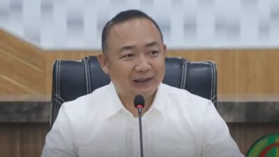 Bupati Ketapang, Alexander Wilyo, saat memberikan keterangan pers terkait persetujuan usulan DOB oleh Gubernur Kalbar di Ketapang, Senin (4/8/2025). Foto: HO/Faktakalbar.id