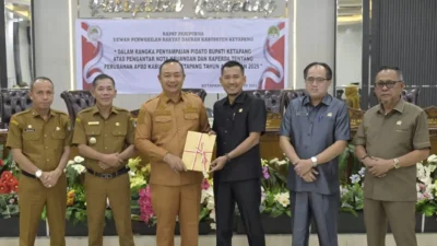 Bupati Ketapang, Alexander Wilyo, saat menyerahkan dokumen jawaban atas pandangan umum fraksi DPRD dalam rapat paripurna pembahasan APBD Perubahan 2025 di Gedung DPRD Ketapang, Selasa (19/8/2025). (Dok. Ist)