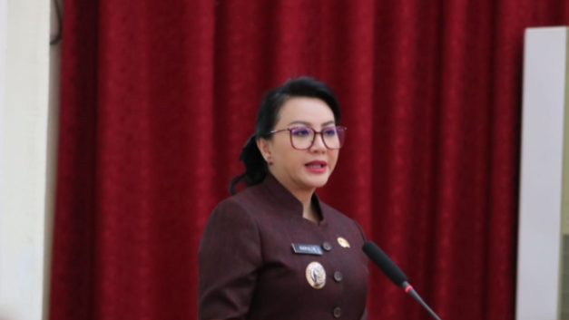Bupati Landak, Karolin Margret Natasa, saat memberikan penjelasan mengenai usulan Wilayah Pertambangan Rakyat (WPR) di Pendopo Bupati Landak.