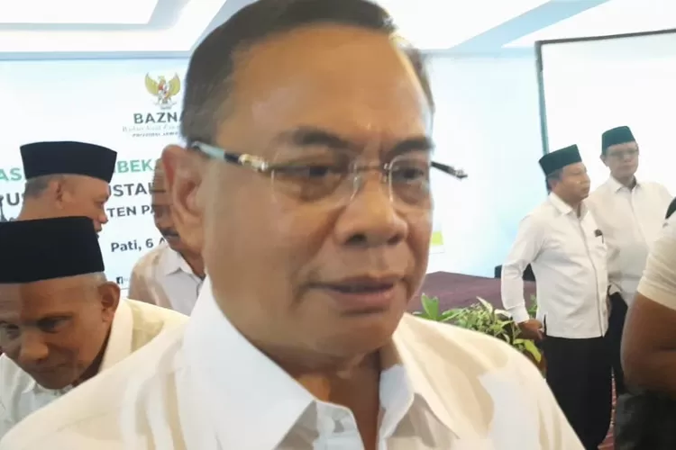 Bupati Pati, Sudewo, saat memberikan keterangan pers di Pendopo Kabupaten Pati mengenai pembatalan kenaikan PBB-P2 pada Jumat (8/8/2025).