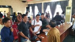 Bupati Sanggau Yohanes Ontot saat menerima audiensi dari perwakilan penambang terkait masalah pertambangan emas tanpa izin.