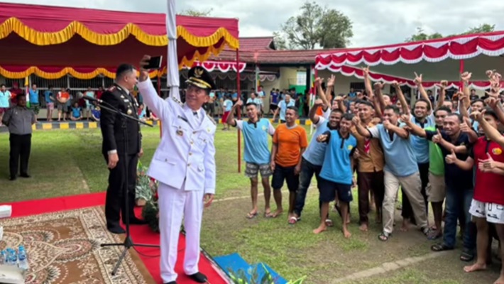 Bupati Sintang, Gregorius Herkulanus Bala, saat berfoto dengan warga binaan di Lapas Kelas IIB Sintang. (Dok. TikTok @bala_ronny)