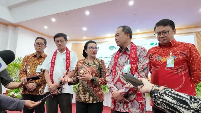 Bupati Landak, Karolin Margaret Natasa, secara simbolis meluncurkan program perlindungan sosial bagi ribuan pekerja rentan dan perkebunan, didampingi oleh Direktur Human Capital dan Umum BPJS Ketenagakerjaan, Abdur Rahman Irsyadi.