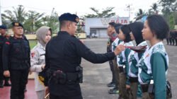 Dansatbrimob Polda Kalbar, Kbp Dede Rojudin, saat memberikan arahan kepada Tim Polwan Satbrimob Polda Kalbar yang akan berlaga di Srikandi Brimob Challenge, Sabtu (9/8/2025).