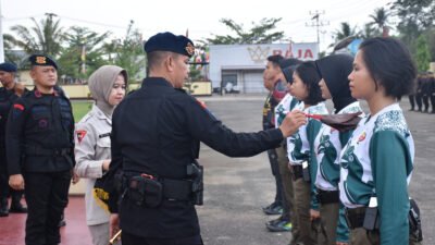 Dansatbrimob Polda Kalbar, Kbp Dede Rojudin, saat memberikan arahan kepada Tim Polwan Satbrimob Polda Kalbar yang akan berlaga di Srikandi Brimob Challenge, Sabtu (9/8/2025).