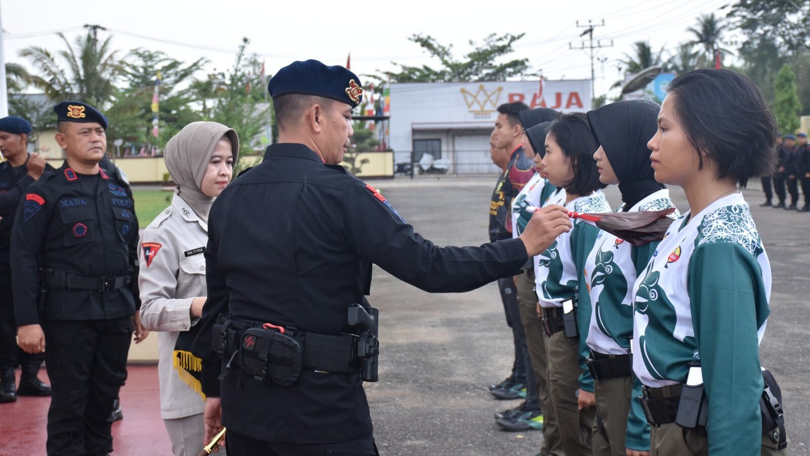 Dansatbrimob Polda Kalbar, Kbp Dede Rojudin, saat memberikan arahan kepada Tim Polwan Satbrimob Polda Kalbar yang akan berlaga di Srikandi Brimob Challenge, Sabtu (9/8/2025).