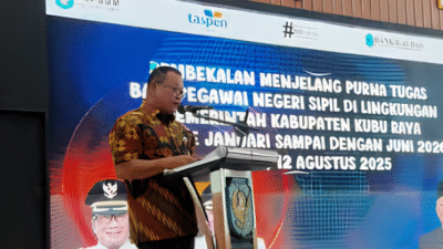 Direktur Utama Bank Kalbar, Rokidi, saat memberikan sambutan dalam acara Pembekalan Purna Tugas bagi ASN Kabupaten Kubu Raya di Aula Kantor Bupati, Selasa (12/8/2025).