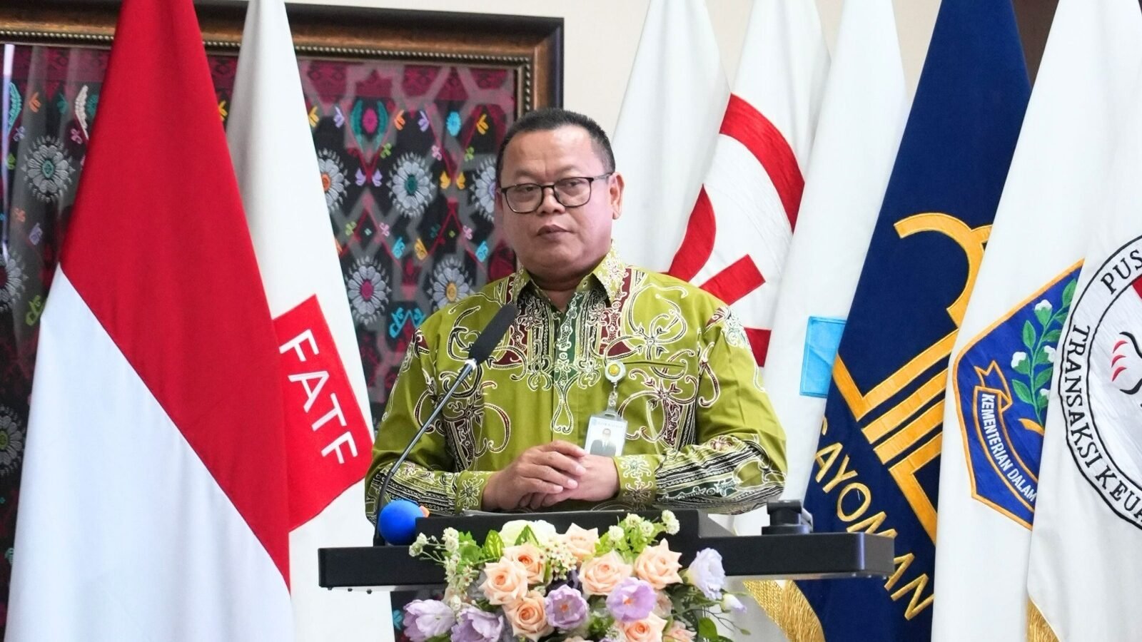 Direktur Utama Bank Kalbar, Rokidi, saat memberikan penjelasan mengenai kebijakan rekening dormant PPATK dan jaminan keamanan bagi nasabah, Minggu (3/8/2025).