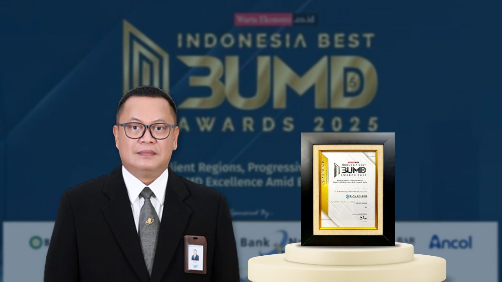 Direktur Utama Bank Kalbar, Rokidi, menerima penghargaan Indonesia Best BUMD Awards 2025 yang diserahkan di Jakarta sebagai bukti kinerja unggul perusahaan.