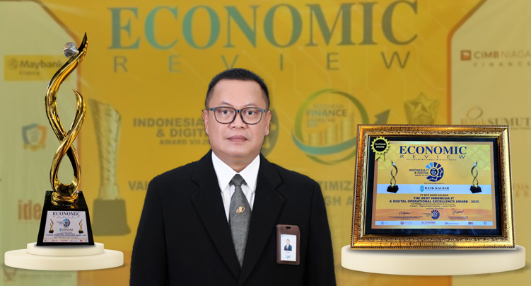 Direktur Utama Bank Kalbar, Rokidi dan trofi penghargaan The Best Indonesia IT & Digital Operational Excellence Award 2025.