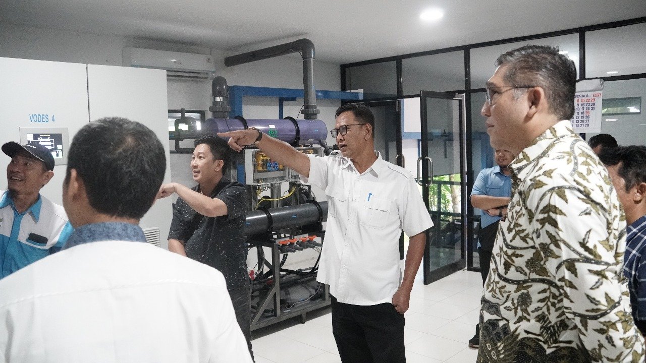 Direktur Teknik Perumda Air Minum Tirta Khatulistiwa, Abdullah, sedang memberikan penjelasan mengenai cara kerja Teknologi Electro Chlorination (EC) System kepada rombongan Perumda Tirta Manuntung Balikpapan saat peninjauan langsung di fasilitas produksi. Foto: HO/Faktakalbar.id