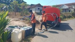 Distribusi bantuan air bersih bagi warga terdampak kekeringan di Kab. Bondowoso, Jumat (8/8).