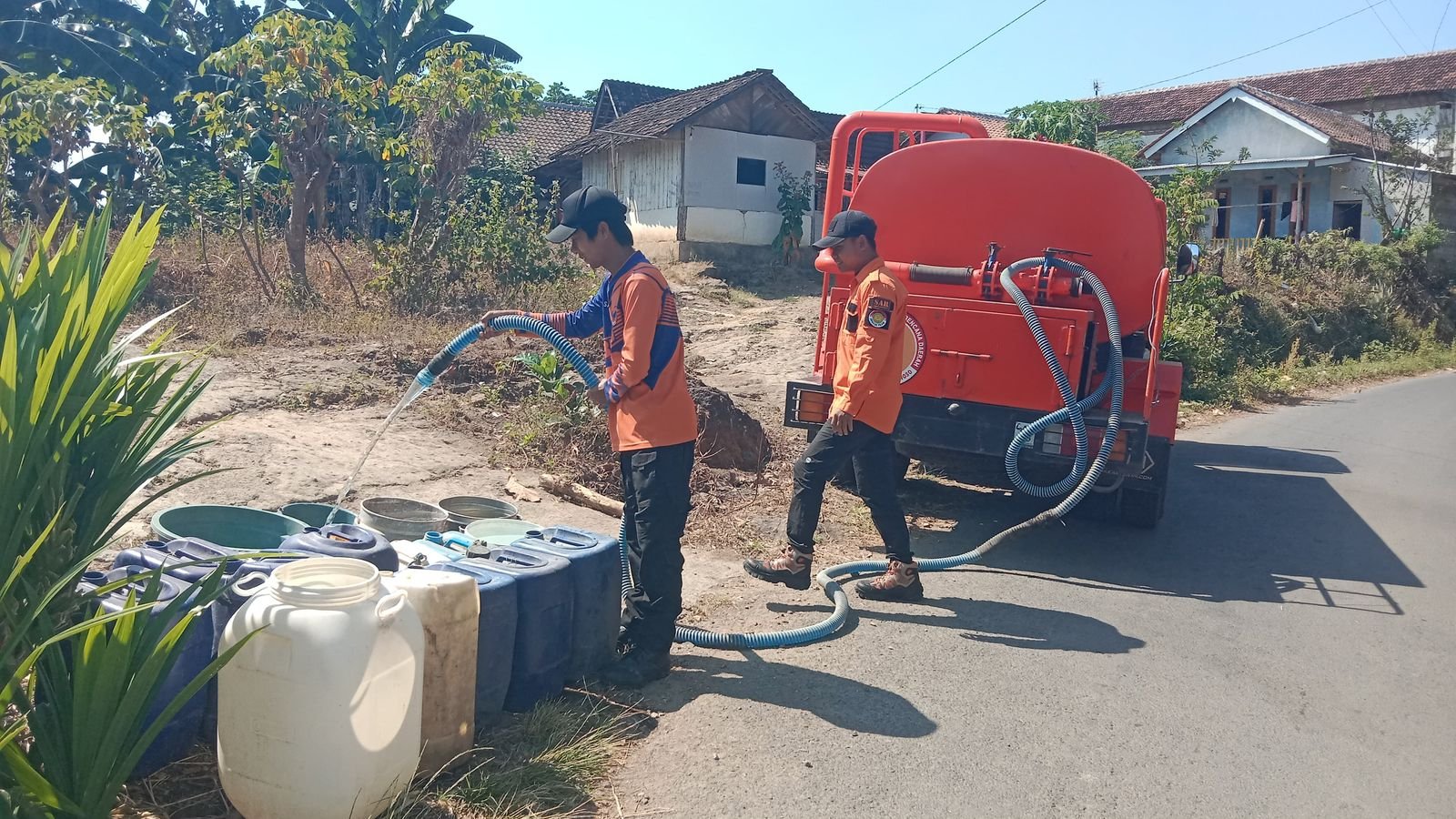 Distribusi bantuan air bersih bagi warga terdampak kekeringan di Kab. Bondowoso, Jumat (8/8).