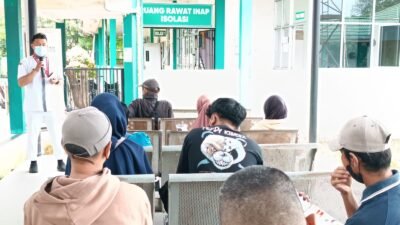 Perawat RSUD Sultan Syarif Mohamad Alkadrie, Jani Siswanto, saat memberikan edukasi mengenai penyakit TBC kepada pasien dan pengunjung di lingkungan rumah sakit, Kamis (21/8/2025).